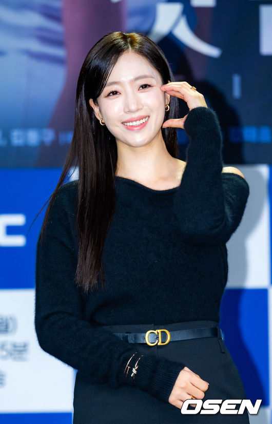 [OSEN=민경훈 기자] 10일 오전 서울 마포구 상암동 MBC 골든마우스홀에서 MBC 새 일일드라마 ‘첫번째 남자’(극본 서현주 안진영, 연출 강태흠) 제작발표회가 열렸다.복수를 위해 다른 사람의 삶을 살게 된 여자와 욕망을 위해 다른 사람의 삶을 빼앗은 여자의 치명적 대결을 그린 드라마.무대 위에서 배우 함은정의 포토타임이 진행되고 있다. 2025.12.10 / rumi@osen.co.kr