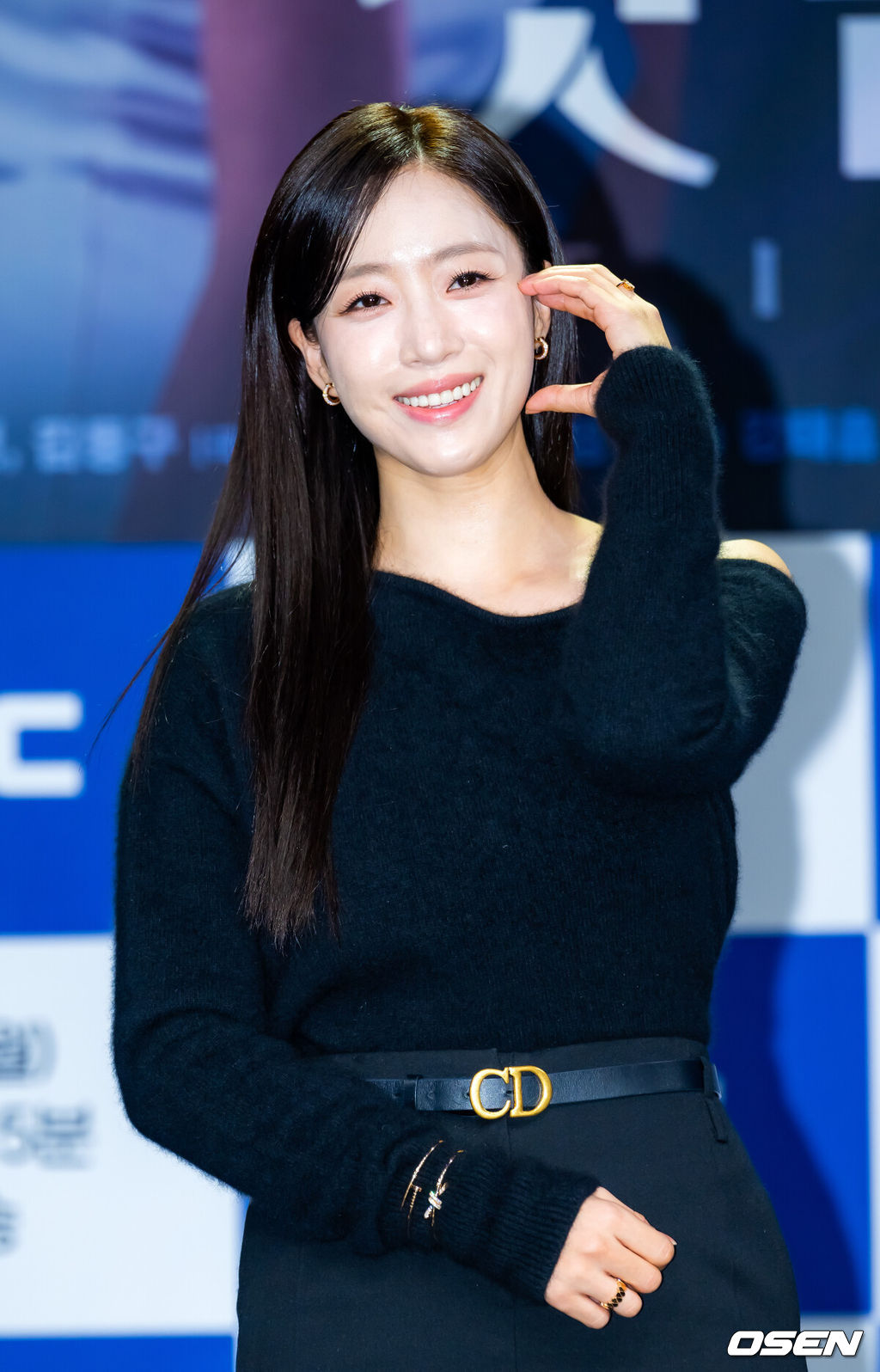 10일 오전 서울 마포구 상암동 MBC 골든마우스홀에서 MBC 새 일일드라마 ‘첫번째 남자’(극본 서현주 안진영, 연출 강태흠) 제작발표회가 열렸다.복수를 위해 다른 사람의 삶을 살게 된 여자와 욕망을 위해 다른 사람의 삶을 빼앗은 여자의 치명적 대결을 그린 드라마.무대 위에서 배우 함은정의 포토타임이 진행되고 있다. 2025.12.10 / rumi@osen.co.kr