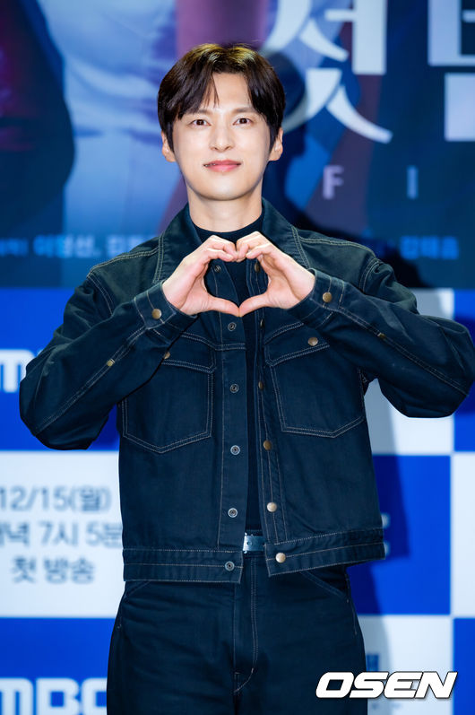 [OSEN=민경훈 기자] 10일 오전 서울 마포구 상암동 MBC 골든마우스홀에서 MBC 새 일일드라마 ‘첫번째 남자’(극본 서현주 안진영, 연출 강태흠) 제작발표회가 열렸다.복수를 위해 다른 사람의 삶을 살게 된 여자와 욕망을 위해 다른 사람의 삶을 빼앗은 여자의 치명적 대결을 그린 드라마.무대 위에서 배우 윤선우가 포토타임을 갖고 있다. 2025.12.10 / rumi@osen.co.kr