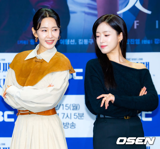 [OSEN=민경훈 기자] 10일 오전 서울 마포구 상암동 MBC 골든마우스홀에서 MBC 새 일일드라마 ‘첫번째 남자’(극본 서현주 안진영, 연출 강태흠) 제작발표회가 열렸다.복수를 위해 다른 사람의 삶을 살게 된 여자와 욕망을 위해 다른 사람의 삶을 빼앗은 여자의 치명적 대결을 그린 드라마.무대 위에서 배우 오현경과 함은정이 포토타임을 갖고 있다. 2025.12.10 / rumi@osen.co.kr