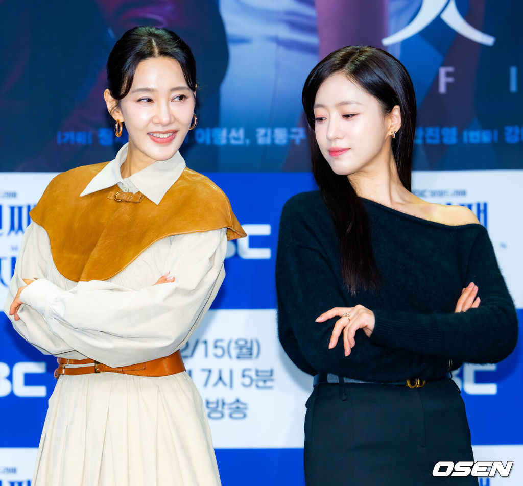 10일 오전 서울 마포구 상암동 MBC 골든마우스홀에서 MBC 새 일일드라마 ‘첫번째 남자’(극본 서현주 안진영, 연출 강태흠) 제작발표회가 열렸다.복수를 위해 다른 사람의 삶을 살게 된 여자와 욕망을 위해 다른 사람의 삶을 빼앗은 여자의 치명적 대결을 그린 드라마.무대 위에서 배우 오현경과 함은정이 포토타임을 갖고 있다. 2025.12.10 / rumi@osen.co.kr