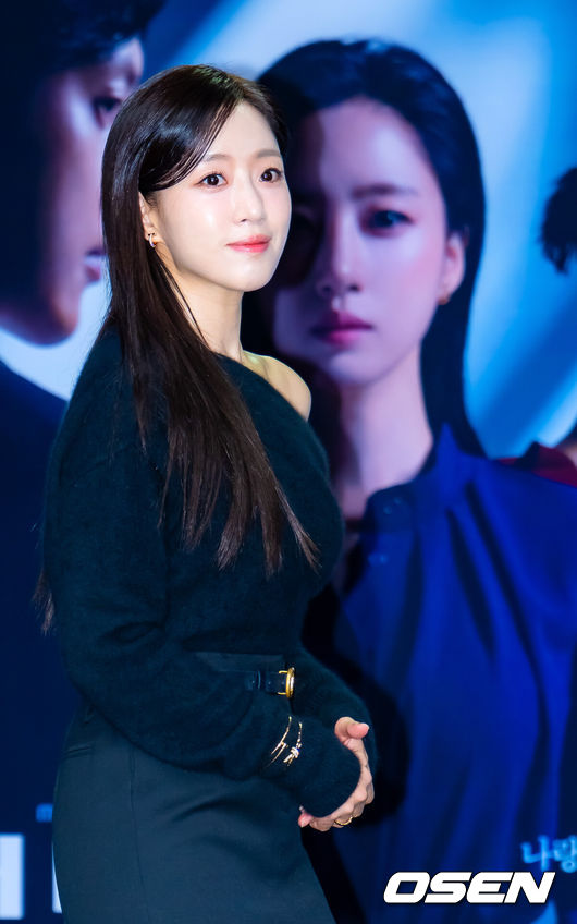 [OSEN=민경훈 기자] 10일 오전 서울 마포구 상암동 MBC 골든마우스홀에서 MBC 새 일일드라마 ‘첫번째 남자’(극본 서현주 안진영, 연출 강태흠) 제작발표회가 열렸다.복수를 위해 다른 사람의 삶을 살게 된 여자와 욕망을 위해 다른 사람의 삶을 빼앗은 여자의 치명적 대결을 그린 드라마.무대 위에서 배우 함은정이 포토타임을 위해 입장하고 있다. 2025.12.10 / rumi@osen.co.kr