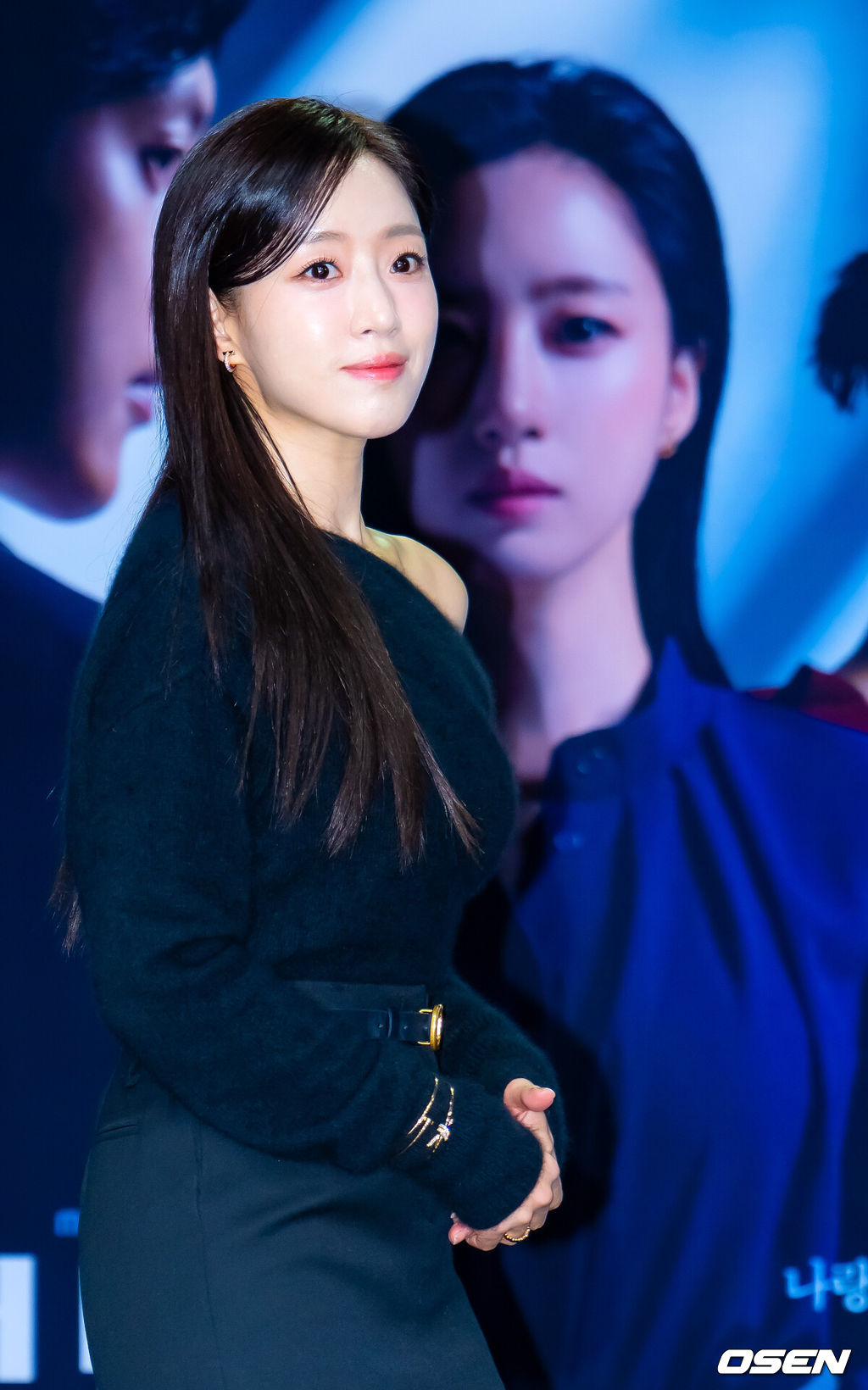 10일 오전 서울 마포구 상암동 MBC 골든마우스홀에서 MBC 새 일일드라마 ‘첫번째 남자’(극본 서현주 안진영, 연출 강태흠) 제작발표회가 열렸다.복수를 위해 다른 사람의 삶을 살게 된 여자와 욕망을 위해 다른 사람의 삶을 빼앗은 여자의 치명적 대결을 그린 드라마.무대 위에서 배우 함은정이 포토타임을 위해 입장하고 있다. 2025.12.10 / rumi@osen.co.kr