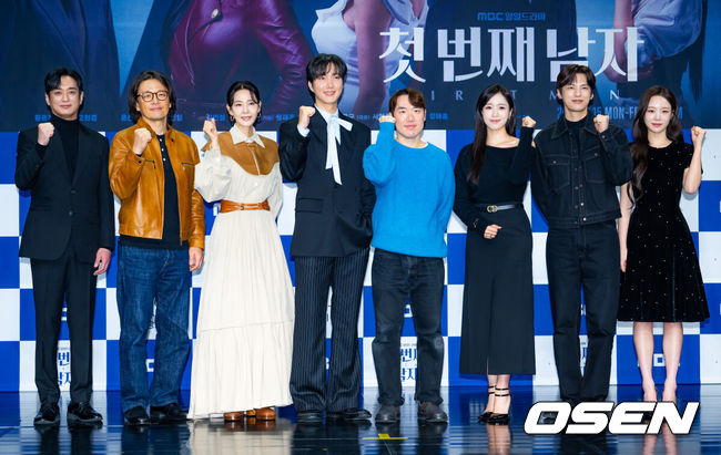 [OSEN=민경훈 기자] 10일 오전 서울 마포구 상암동 MBC 골든마우스홀에서 MBC 새 일일드라마 ‘첫번째 남자’(극본 서현주 안진영, 연출 강태흠) 제작발표회가 열렸다.복수를 위해 다른 사람의 삶을 살게 된 여자와 욕망을 위해 다른 사람의 삶을 빼앗은 여자의 치명적 대결을 그린 드라마.무대 위에서 단체 포토타임이 진행되고 있다. 2025.12.10 / rumi@osen.co.kr