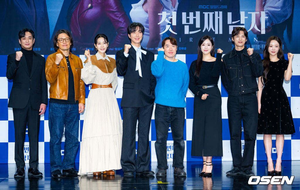 10일 오전 서울 마포구 상암동 MBC 골든마우스홀에서 MBC 새 일일드라마 ‘첫번째 남자’(극본 서현주 안진영, 연출 강태흠) 제작발표회가 열렸다.복수를 위해 다른 사람의 삶을 살게 된 여자와 욕망을 위해 다른 사람의 삶을 빼앗은 여자의 치명적 대결을 그린 드라마.무대 위에서 단체 포토타임이 진행되고 있다. 2025.12.10 / rumi@osen.co.kr