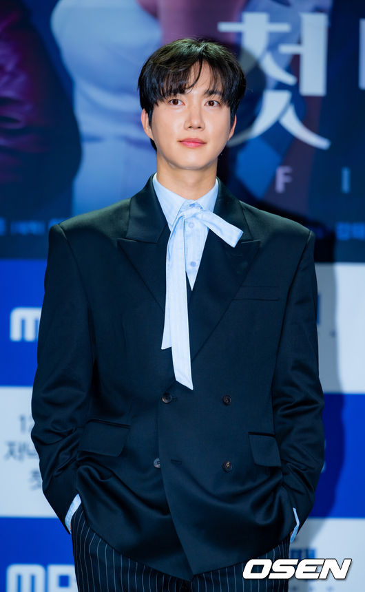 [OSEN=민경훈 기자] 10일 오전 서울 마포구 상암동 MBC 골든마우스홀에서 MBC 새 일일드라마 ‘첫번째 남자’(극본 서현주 안진영, 연출 강태흠) 제작발표회가 열렸다.복수를 위해 다른 사람의 삶을 살게 된 여자와 욕망을 위해 다른 사람의 삶을 빼앗은 여자의 치명적 대결을 그린 드라마.무대 위에서 배우 박건일이 포토타임을 갖고 있다. 2025.12.10 / rumi@osen.co.kr