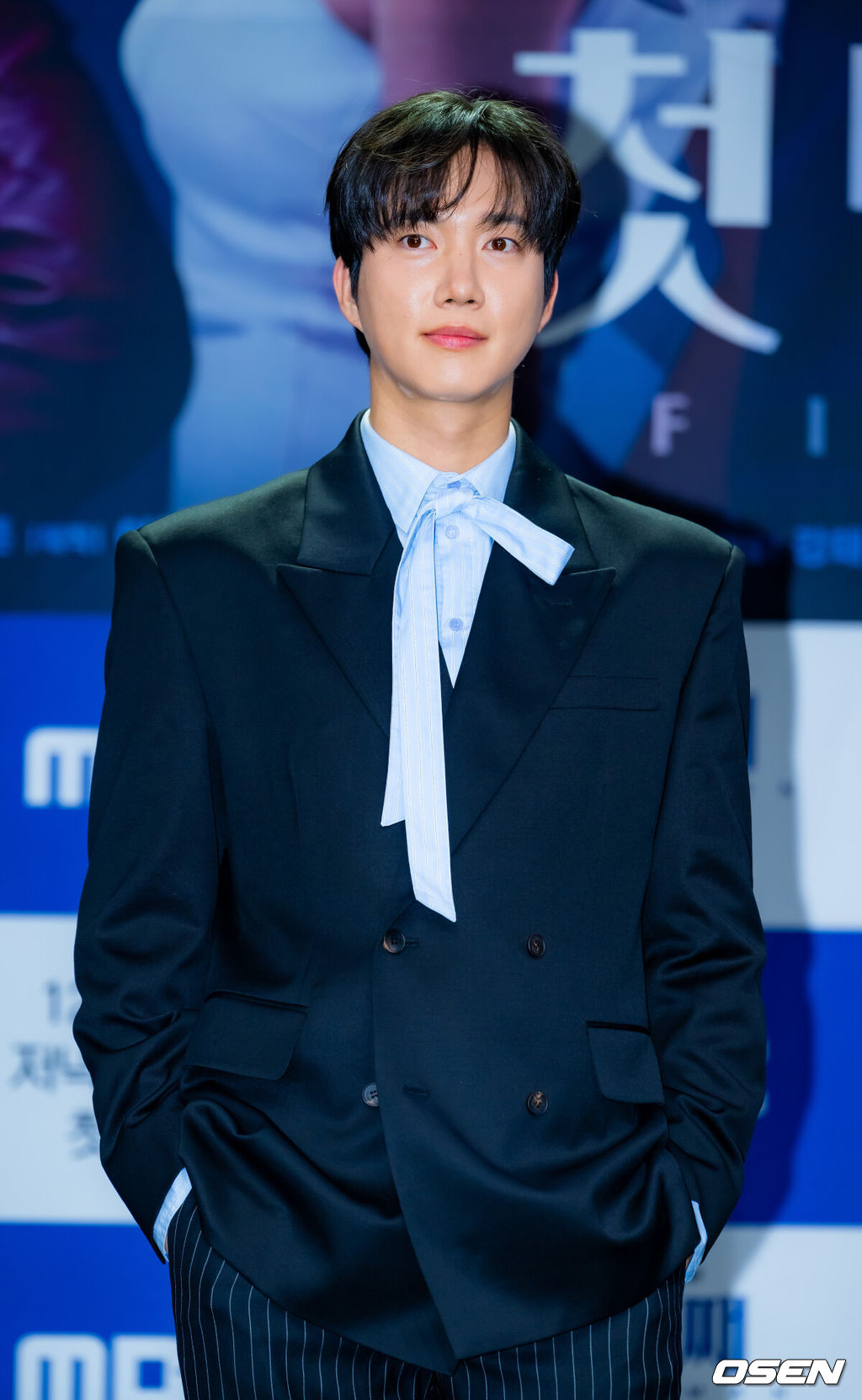 10일 오전 서울 마포구 상암동 MBC 골든마우스홀에서 MBC 새 일일드라마 ‘첫번째 남자’(극본 서현주 안진영, 연출 강태흠) 제작발표회가 열렸다.복수를 위해 다른 사람의 삶을 살게 된 여자와 욕망을 위해 다른 사람의 삶을 빼앗은 여자의 치명적 대결을 그린 드라마.무대 위에서 배우 박건일이 포토타임을 갖고 있다. 2025.12.10 / rumi@osen.co.kr