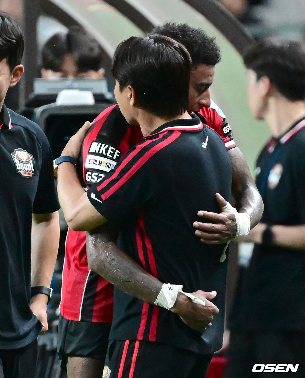 29일 오후 서울 마포구 월드컵경기장에서 하나은행 K리그 1 2025 21라운드 서울 FC와 포항 스틸러스의 경기가 열렸다. 서울은 6승 9무 5패로 리그 8위, 포항은 9승 5무 6패로 리그 4위를 기록하고 있다.후반 서울 린가드가 교체, 김기동 감독과 포옹을 하고 있다. 2025.06.29 / ksl0919@osen.co.kr