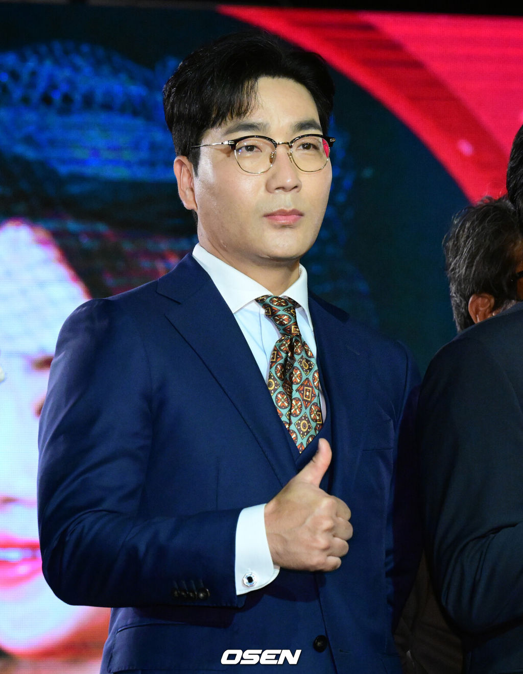 22일 오후 서울 마포구 서교동 롤링홀에서 김민희 미니앨범 ‘좋아좋아’ 프레스 쇼케이스가 열렸다.김민희를 응원온 하도권이 포토타임을 하고 있다. 2022.11.22 /jpnews@osen.co.kr