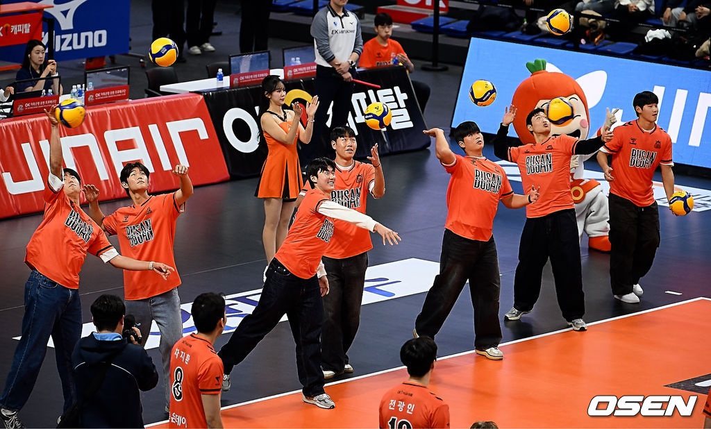 9일 부산 강서실내체육관에서 진에어 2025-2026 V리그 남자부 OK저축은행과 KB손해보험의 경기가 열린다. 홈 2연승을 기록중인 OK저축은행이 이번 경기에서도 승리, 연승을 이어갈지 기대된다.롯데 자이언츠 신동건 등 신인 선수들이 OK저축은행 경기를 찾아 승리 기원 시구를 하고 있다. 2025.12.09 / foto0307@osen.co.kr