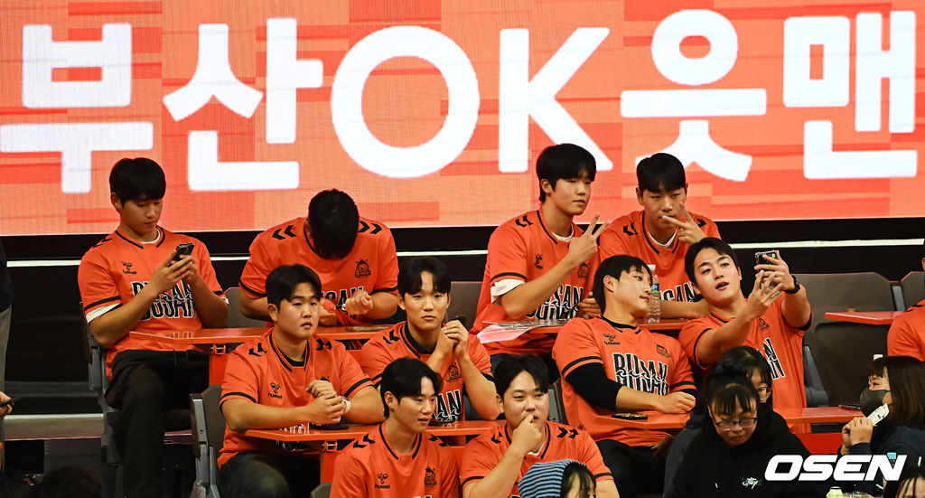 9일 부산 강서실내체육관에서 진에어 2025-2026 V리그 남자부 OK저축은행과 KB손해보험의 경기가 열린다. 홈 2연승을 기록중인 OK저축은행이 이번 경기에서도 승리, 연승을 이어갈지 기대된다.롯데 자이언츠 신동건 등 신인 선수들이 OK저축은행 경기를 찾아 기념촬영을 하고 있다. 2025.12.09 / foto0307@osen.co.kr