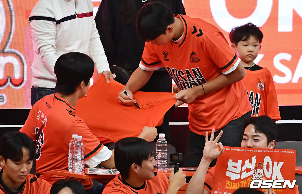 9일 부산 강서실내체육관에서 진에어 2025-2026 V리그 남자부 OK저축은행과 KB손해보험의 경기가 열린다. 홈 2연승을 기록중인 OK저축은행이 이번 경기에서도 승리, 연승을 이어갈지 기대된다.롯데 자이언츠 신동건이 OK저축은행 경기를 찾아 팬들에게 사인을 해주고 있다. 2025.12.09 / foto0307@osen.co.kr