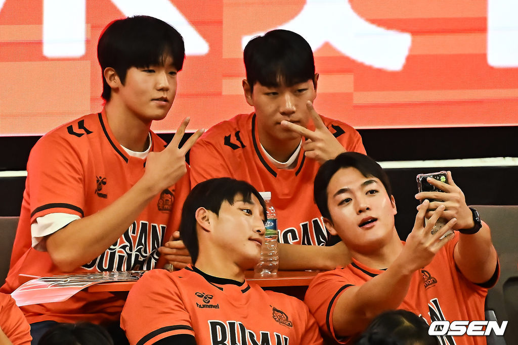 9일 부산 강서실내체육관에서 진에어 2025-2026 V리그 남자부 OK저축은행과 KB손해보험의 경기가 열린다. 홈 2연승을 기록중인 OK저축은행이 이번 경기에서도 승리, 연승을 이어갈지 기대된다.롯데 자이언츠 신동건 등 신인 선수들이 OK저축은행 경기를 찾아 기념촬영을 하고 있다. 2025.12.09 / foto0307@osen.co.kr