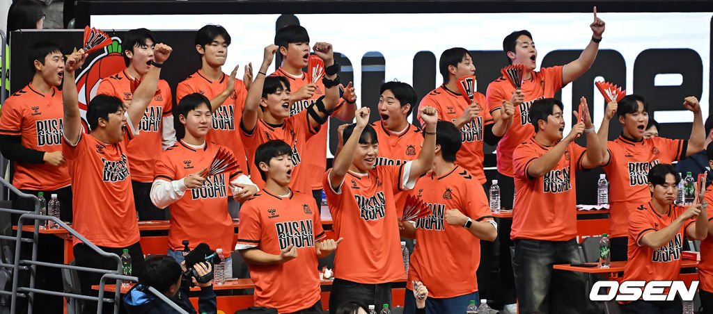 9일 부산 강서실내체육관에서 진에어 2025-2026 V리그 남자부 OK저축은행과 KB손해보험의 경기가 열렸다. 홈 2연승을 기록중인 OK저축은행이 이번 경기에서도 승리, 연승을 이어갈지 기대된다.롯데 자이언츠 신인 선수들이 OK저축은행이 승리를 결정 짓자 환호하고 있다. 2025.12.09 / foto0307@osen.co.kr