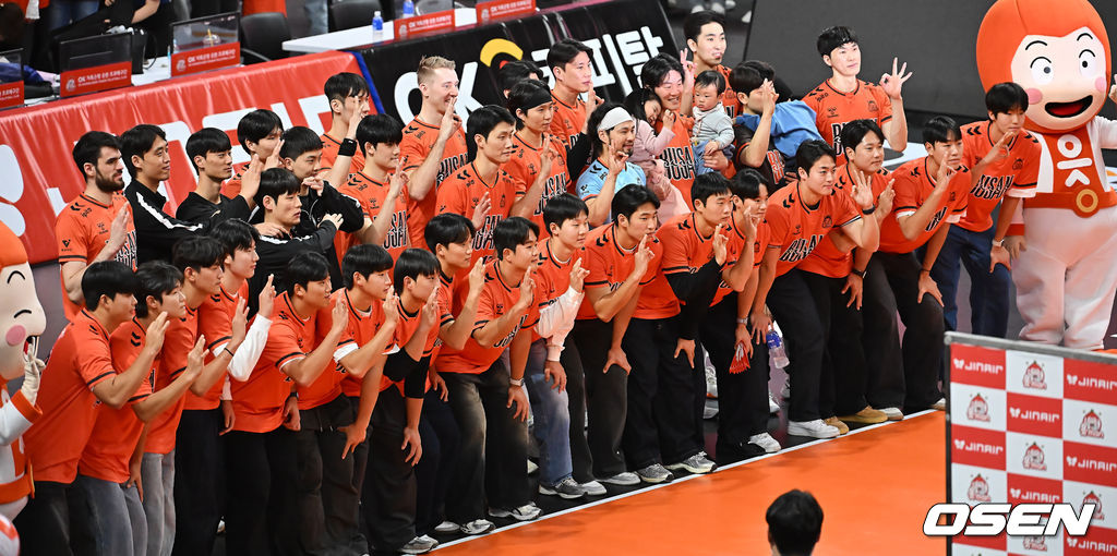 9일 부산 강서실내체육관에서 진에어 2025-2026 V리그 남자부 OK저축은행과 KB손해보험의 경기가 열렸다. 홈 2연승을 기록중인 OK저축은행이 이번 경기에서도 승리, 연승을 이어갈지 기대된다.롯데 자이언츠 신인 선수들과 OK저축은행 선수들이 함께 기념촬영을 하고 있다. 2025.12.09 / foto0307@osen.co.kr