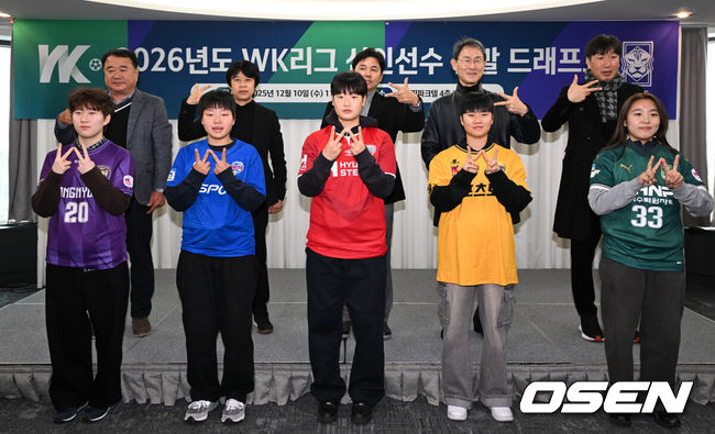 [OSEN=조은정 기자]2026년도 WK리그 신인선수 선발 드래프트가 서울 송파구 올림픽파크텔에서 열렸다.드래프트 지명은 매 라운드 그해 리그 구단 성적순으로 추첨해 순서를 선정한다. 창녕WFC 김규연(앞줄 왼쪽부터), 화천KSPO 고은빈, 인천현대제철 조어진, 세종스포츠토토 윤민지, 경주한국수력원자력 양다민과 화천KSPO 강선미 감독, 인천현대제철 허정재 감독, 세종스포츠토토 윤덕여 감독을 비롯한 구단 관계자들이 포즈를 취하고 있다. 2025.12.10 /cej@osen.co.kr