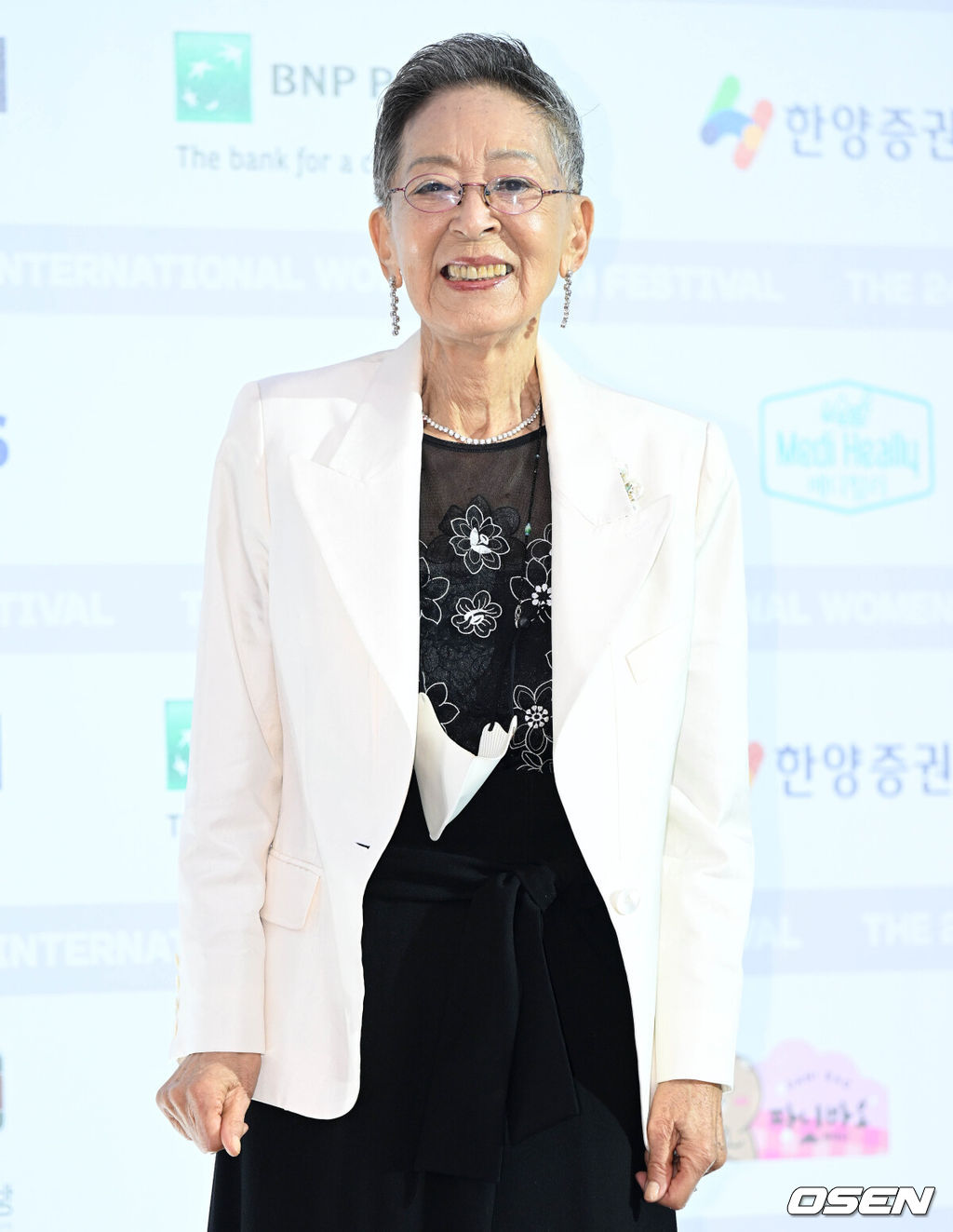 25일 오후 서울 마포구 문화비축기지에서 24회 서울국제여성영화제 퍼플카펫 및 포토월 행사가 열렸다.배우 김지미가 퍼플카펫을 밟으며 포즈를 취하고 있다. 2022.08.25 /cej@osen.co.kr