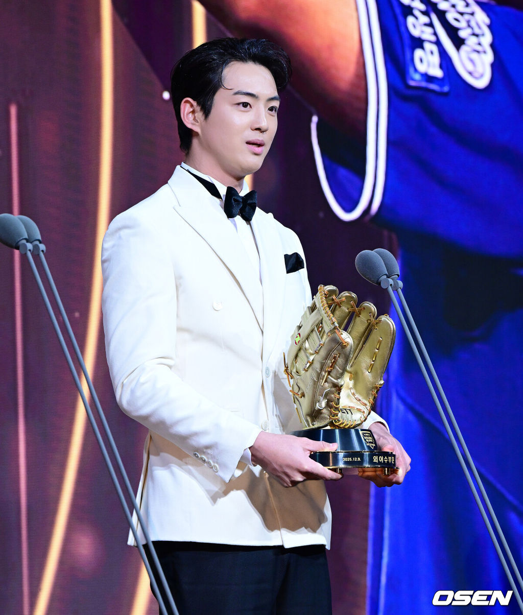 9일 오후 서울 송파구 잠실동 롯데호텔 월드에서 2025 신한은행 SOL 뱅크 KBO 골든글러브 시상식이 열렸다.KBO 골든글러브 시상식은 포지션별 최고의 선수를 가리는 자리로 올 시즌의 대미를 장식하는 자리다. 한화 이글스 폰세(투수), 두산 베어스 양의지(포수), 삼성 라이온즈 디아즈(1루수), LG 트윈스 신민재(2루수), 키움 히어로즈 송성문(3루수), NC 다이노스 김주원(유격수), 삼성 라이온즈 최형우(지명타자) 삼성 라이온즈 구자욱, KT 위즈 안현민(이상 외야수)가 황금장갑의 주인공이 됐다. 올해 신설된 KBO 감독상은 통합 우승을 이끈 염경엽 LG 감독이 수상했다. 삼성 구자욱이 외야수 부문 골든글러브를 수상하며 소감을 말하고 있다. 2025.12.09 /jpnews@osen.co.kr