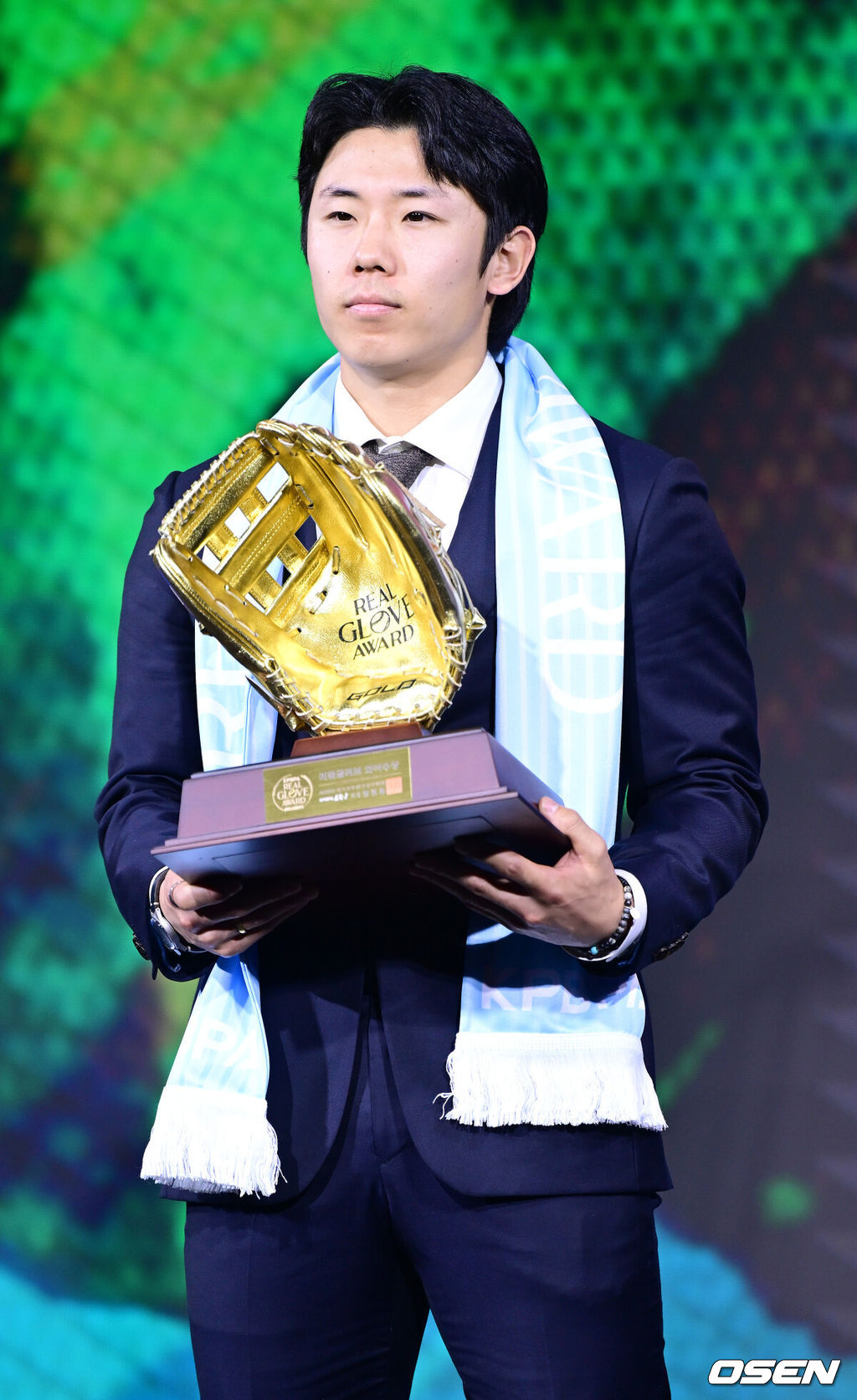 1일 오전 서울 광장동 그랜드 워커힐 서울에서 ‘리얼 글러브 어워드’ 시상식이 열렸다.리얼글러브 어워드는 한국 프로야구 선수들이 직접 투표를 통해 동료 선수들의 활약을 평가하고 각 포지션별 최고의 선수를 선정하는 국내 유일의 선수 주도형 시상식이다.삼성 김성윤이 외야수상을 수상한 뒤 포즈를 취하고 있다. 2025.12.01 / dreamer@osen.co.kr