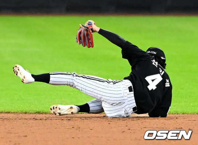 30일 대전 한화생명볼파크에서 2025 신한 SOL Bank KBO리그 포스트시즌 한국시리즈 4차전 한화 이글스와 LG 트윈스의 경기가 열렸다.이날 경기에 한화는 와이스를, LG는 치리노스를 선발투수로 내세웠다. 5회말 2사 2루에서 LG 신민재가 한화 문현빈의 2루 땅볼을 처리하고 있다. 2025.10.30 / jpnews@osen.co.kr