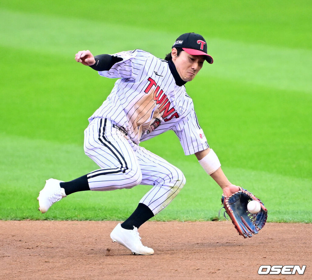 26일 오후 서울 잠실야구장에서 2025 신한 SOL Bank KBO리그 포스트시즌 한국시리즈 1차전 LG 트윈스와 한화 이글스의 경기가 열렸다.LG는 앤더스 톨허스트, 한화는 문동주를 선발 투수로 내세웠다.7회초 1사에서 LG 신민재가 한화 이도윤의 2루 땅볼 타구를 처리하고 있다. 2025.10.26 /jpnews@osen.co.kr