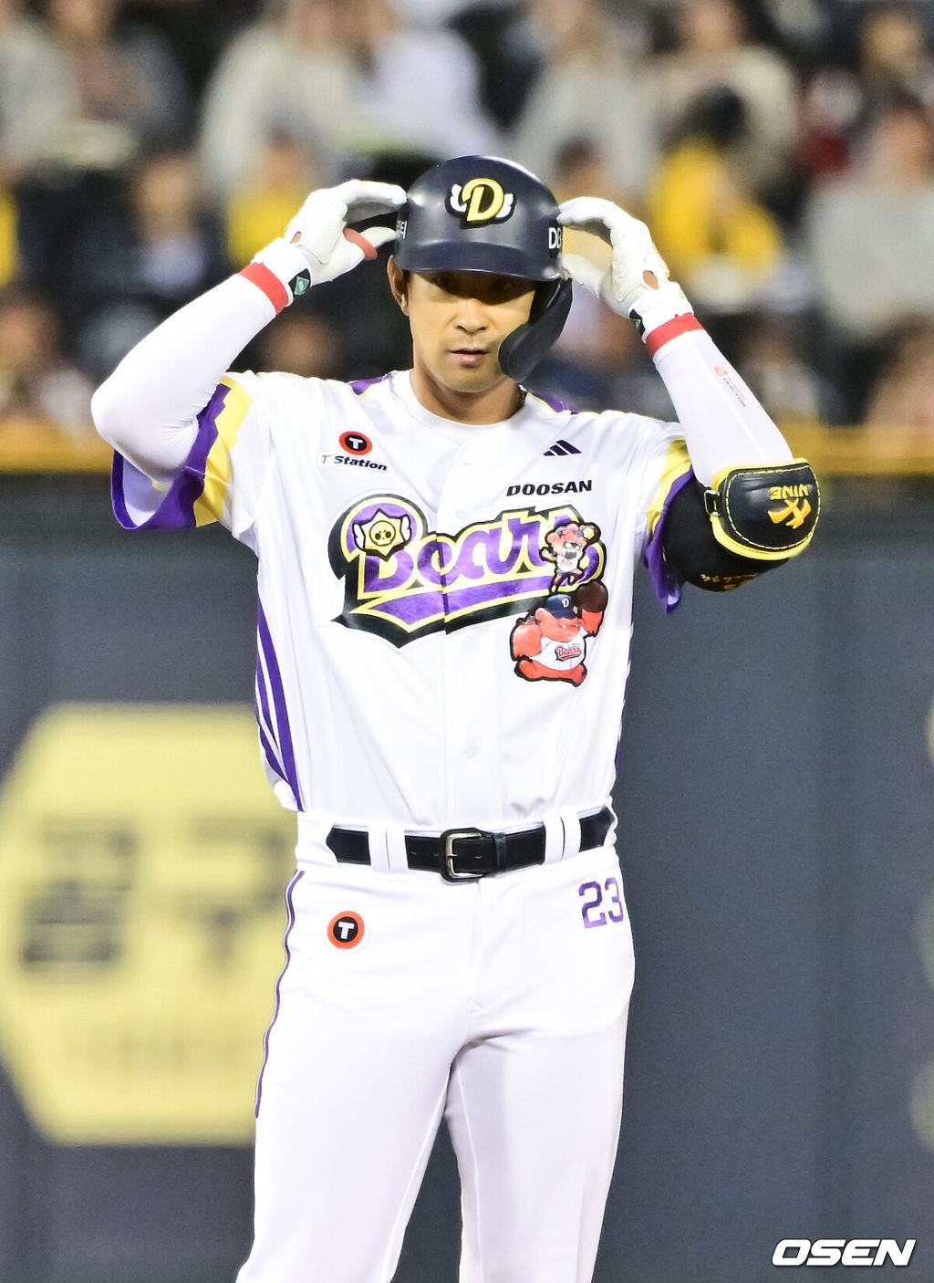 7일 오후 서울 잠실구장에서 ‘2025 신한 SOL BANK KBO리그’ 두산 베어스와 LG 트윈스의 경기가 진행됐다.이날 경기에서 두산은 잭로그를 LG은 최채흥을 선발투수로 내세웠다.6회말 무사 만루 두산 강승호가 2타점 적시 2루타를 날린뒤 세리머니를 하고 있다.   2025.05.07 / soul1014@osen.co.kr