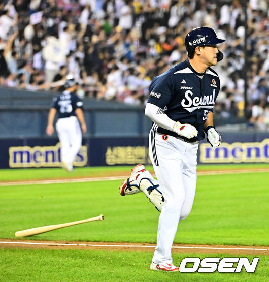 [OSEN=잠실, 지형준 기자] 30일 서울 잠실구장에서 ‘2025 신한 SOL Bank KBO리그’ LG 트윈스와 두산 베어스의 시즌 16차전이 열렸다.LG는 정규시즌 우승 매직넘버가 ‘1’이다. 승리를 한다면, 우승을 결정짓게 된다. 9위가 확정된 두산은 시즌 최종전이다. LG는 송승기, 두산은 콜어빈이 선발로 나섰다.4회초 1사 1루 두산 양석환이 선제 투런 좌월 투런포를 날리고 있다. 2025.09.30 /jpnews@osen.co.kr