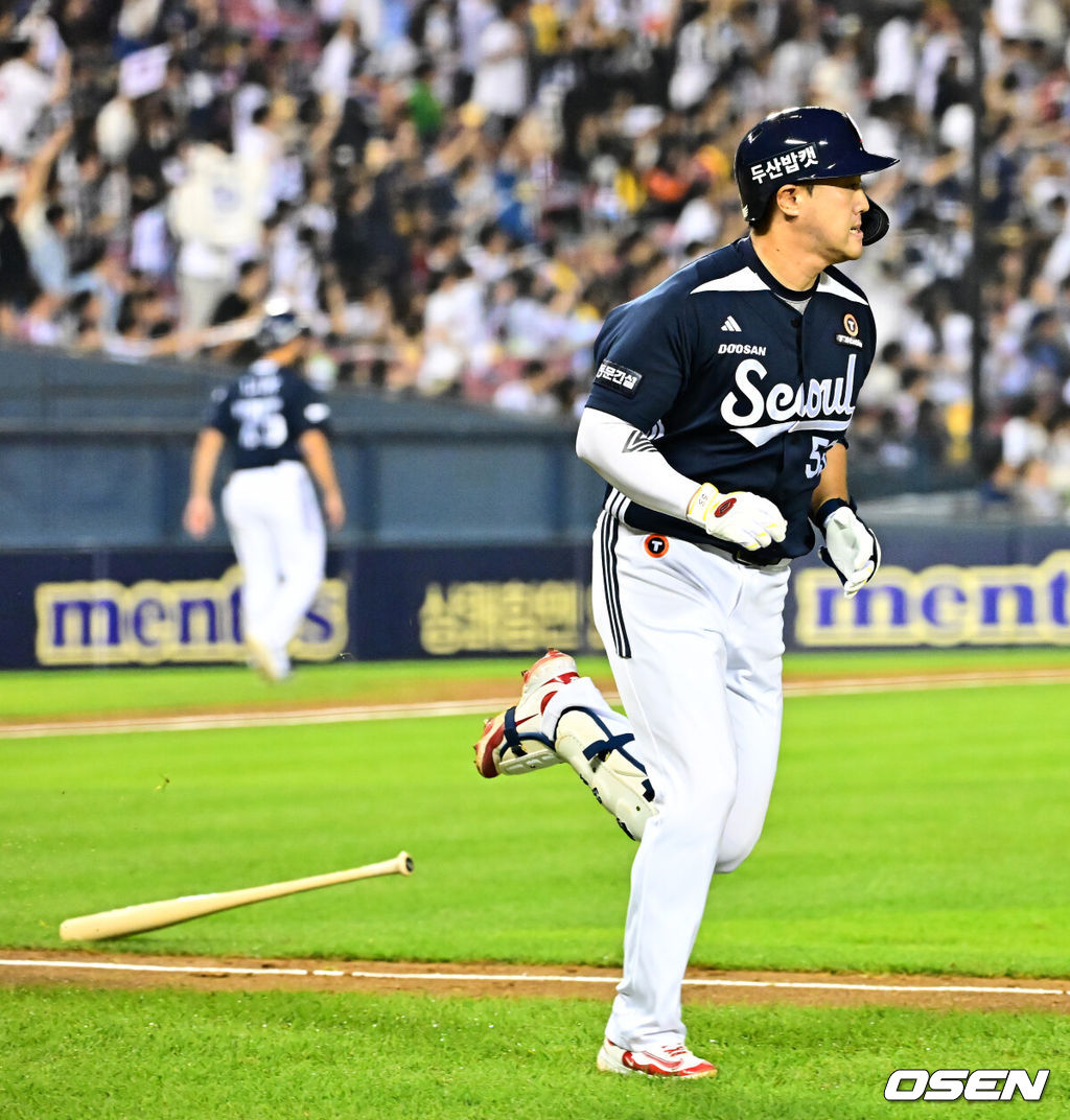 30일 서울 잠실구장에서 ‘2025 신한 SOL Bank KBO리그’ LG 트윈스와 두산 베어스의 시즌 16차전이 열렸다.LG는 정규시즌 우승 매직넘버가 ‘1’이다. 승리를 한다면, 우승을 결정짓게 된다. 9위가 확정된 두산은 시즌 최종전이다. LG는 송승기, 두산은 콜어빈이 선발로 나섰다.4회초 1사 1루 두산 양석환이 선제 투런 좌월 투런포를 날리고 있다. 2025.09.30 /jpnews@osen.co.kr