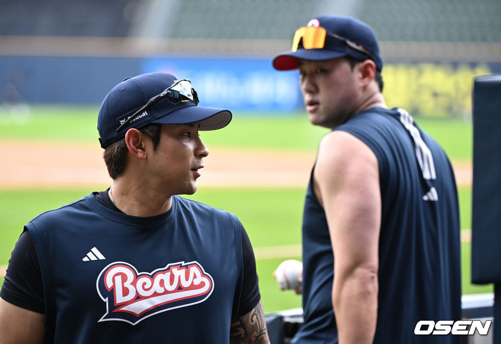 22일 오후 서울 잠실야구장에서 2025 신한 SOL Bank KBO리그 두산 베어스와 한화 이글스의 경기가 열린다.이날 두산은 잭로그, 한화는 문동주를 선발로 내세웠다.두산 강승호, 양석환이 훈련을 마친 뒤 휴식을 취하고 있다. 2025.07.22 /cej@osen.co.kr