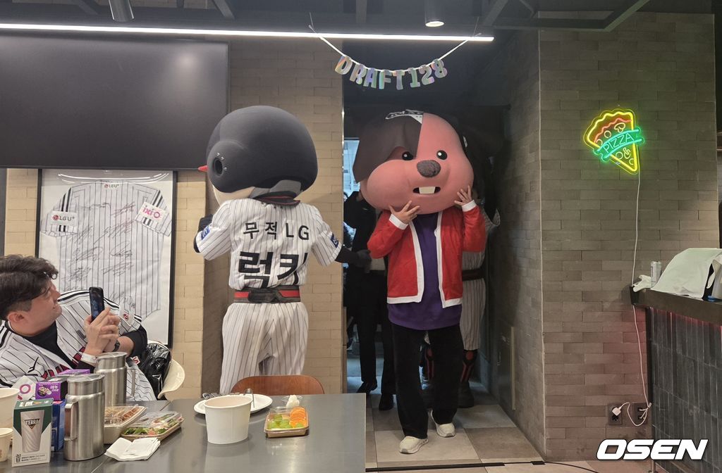 LG 트윈스 차명석 단장이 10일 여의도 LG트윈타워 서관 지하 1층 ‘DRAFT 128’에서 팬 80명과 통합 우승 기념 ‘맥주파티’ 행사를 가졌다. 차명석 단장이 루피 인형탈을 쓰고 깜짝 등장했다. /orange@osen.co.kr  
