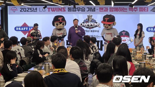 [OSEN=여의도, 한용섭 기자]LG 트윈스 차명석 단장이 10일 여의도 LG트윈타워 서관 지하 1층 ‘DRAFT 128’에서 팬들과 통합 우승 기념 ‘맥주파티’ 행사를 가졌다.  /orange@osen.co.kr 