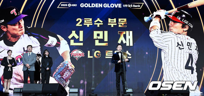 [OSEN=조은정 기자] 9일 오후 서울 송파구 잠실동 롯데호텔 월드에서 2025 신한은행 SOL 뱅크 KBO 골든글러브 시상식이 열렸다.KBO 골든글러브 시상식은 포지션별 최고의 선수를 가리는 자리로 올 시즌의 대미를 장식하는 자리다. 2루수 부문 수상한 LG 신민재가 소감을 전하고 있다. 2025.12.09 /cej@osen.co.kr