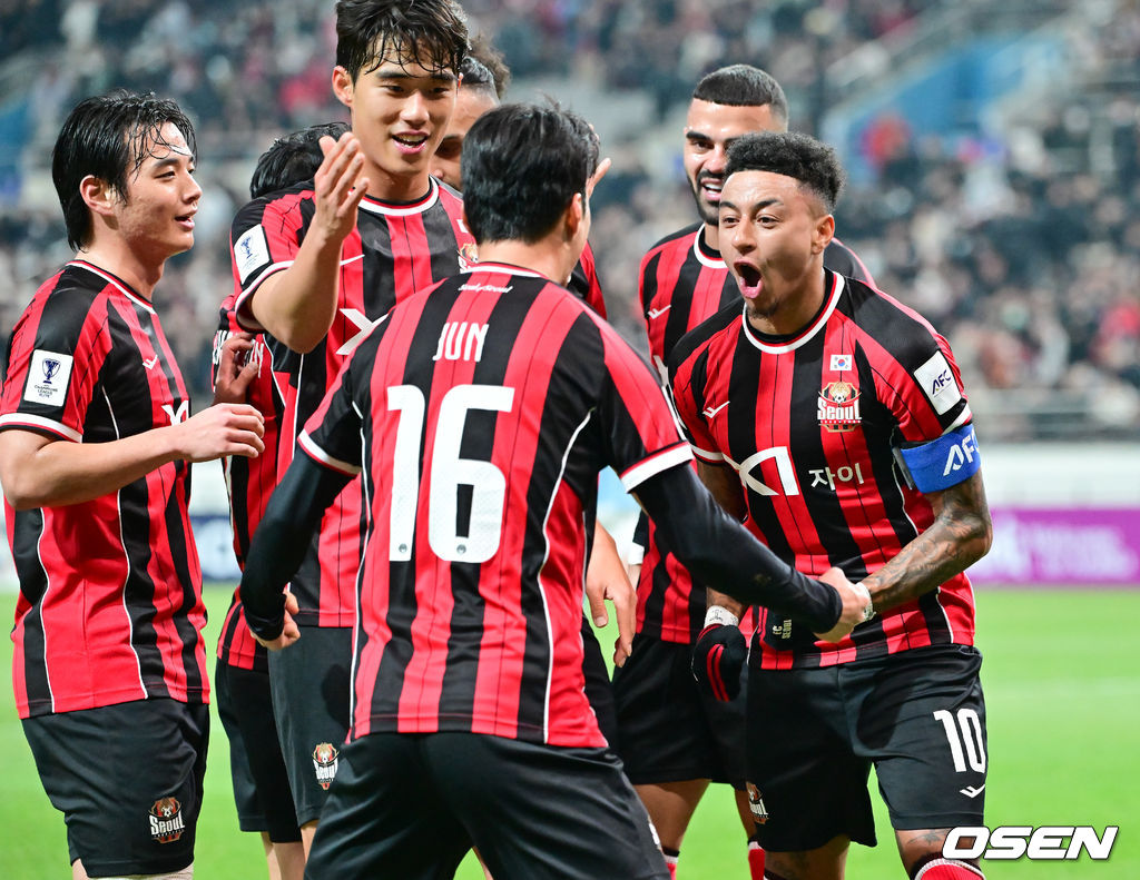 10일 오후 서울월드컵경기장에서 2025~2026시즌 아시아축구연맹(AFC) 챔피언스리그 엘리트(ACLE) 리그 스테이지 FC서울과 멜버른 시티의 경기가 진행됐다.FC서울은 (2승 2무 1패 승점 8)로 4위이며, 승점 1점 차로 2위에 있는 멜버른 시티(3승 2패 승점 9점)를 상대로 승리할 경우 2위로 올라설 수 있다.전반 FC서울 린가드가 선제골을 넣고 어시스트 기록한 최준과 기뻐하고 있다. 2025.12.10 / soul1014@osen.co.kr