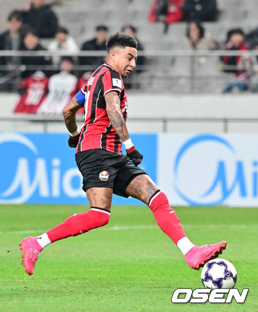 [OSEN=서월월드컵경기장, 박준형 기자] 10일 오후 서울월드컵경기장에서 2025~2026시즌 아시아축구연맹(AFC) 챔피언스리그 엘리트(ACLE) 리그 스테이지 FC서울과 멜버른 시티의 경기가 진행됐다.FC서울은 (2승 2무 1패 승점 8)로 4위이며, 승점 1점 차로 2위에 있는 멜버른 시티(3승 2패 승점 9점)를 상대로 승리할 경우 2위로 올라설 수 있다.전반 FC서울 린가드가 선제골을 넣고 있다.   2025.12.10 / soul1014@osen.co.kr