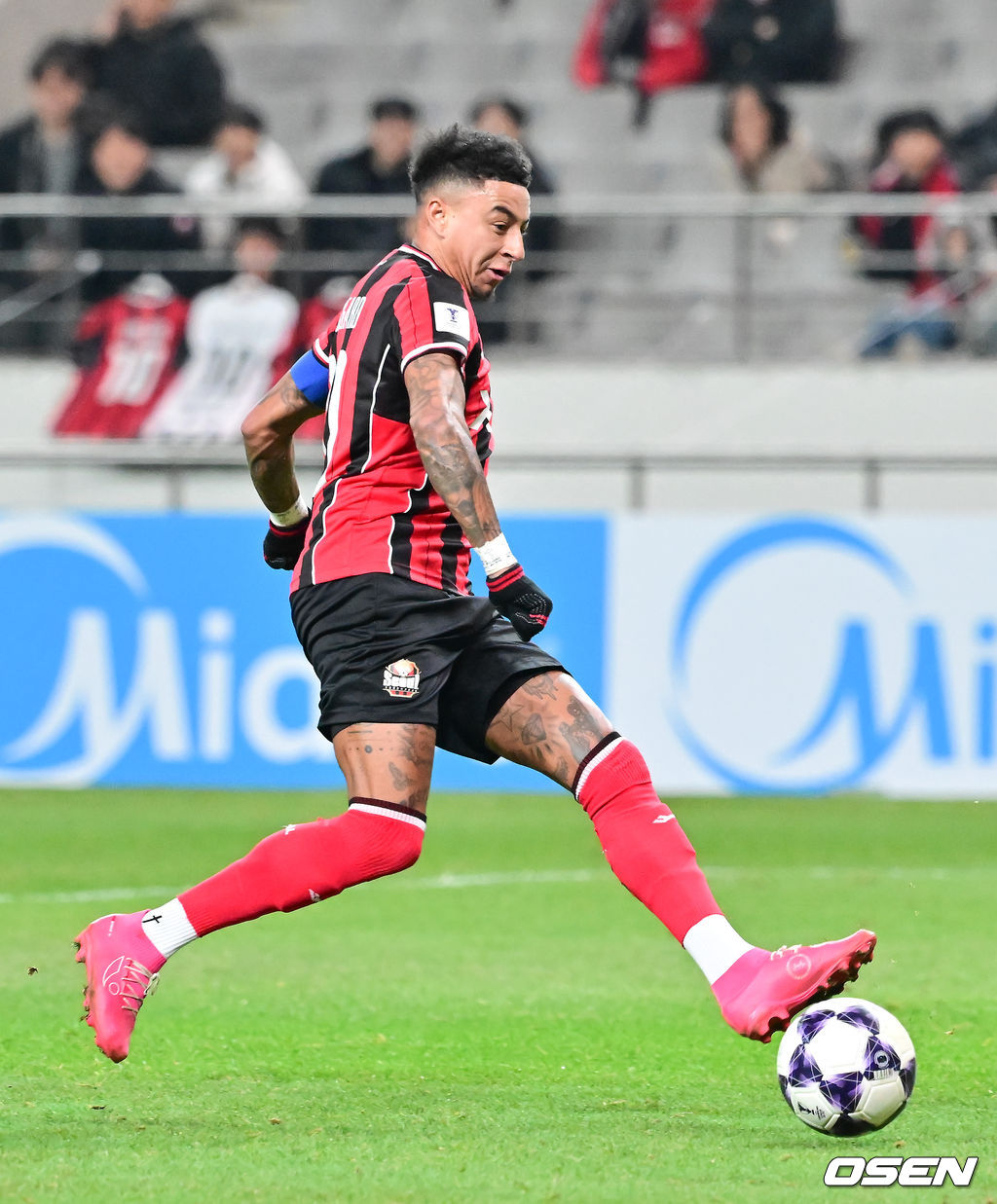 10일 오후 서울월드컵경기장에서 2025~2026시즌 아시아축구연맹(AFC) 챔피언스리그 엘리트(ACLE) 리그 스테이지 FC서울과 멜버른 시티의 경기가 진행됐다.FC서울은 (2승 2무 1패 승점 8)로 4위이며, 승점 1점 차로 2위에 있는 멜버른 시티(3승 2패 승점 9점)를 상대로 승리할 경우 2위로 올라설 수 있다.전반 FC서울 린가드가 선제골을 넣고 있다.   2025.12.10 / soul1014@osen.co.kr