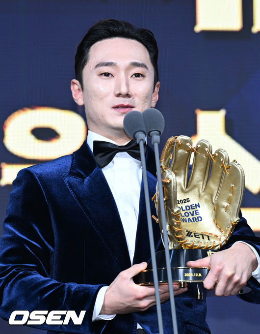[OSEN=조은정 기자] 9일 오후 서울 송파구 잠실동 롯데호텔 월드에서 2025 신한은행 SOL 뱅크 KBO 골든글러브 시상식이 열렸다.KBO 골든글러브 시상식은 포지션별 최고의 선수를 가리는 자리로 올 시즌의 대미를 장식하는 자리다. 2루수 부문 수상한 LG 신민재가 소감을 전하고 있다. 2025.12.09 /cej@osen.co.kr