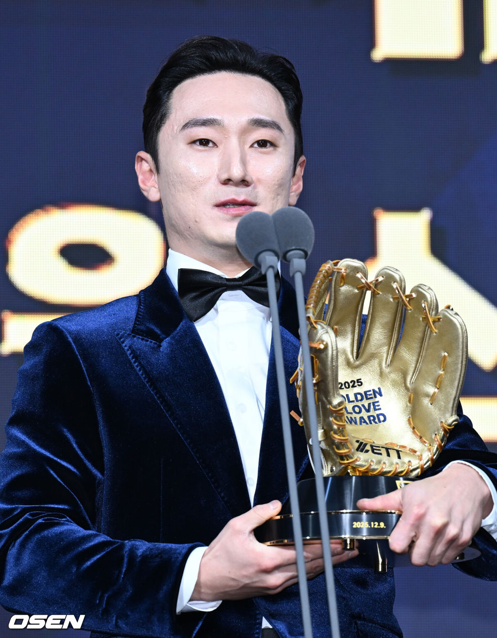 9일 오후 서울 송파구 잠실동 롯데호텔 월드에서 2025 신한은행 SOL 뱅크 KBO 골든글러브 시상식이 열렸다.KBO 골든글러브 시상식은 포지션별 최고의 선수를 가리는 자리로 올 시즌의 대미를 장식하는 자리다. 2루수 부문 수상한 LG 신민재가 소감을 전하고 있다. 2025.12.09 /cej@osen.co.kr