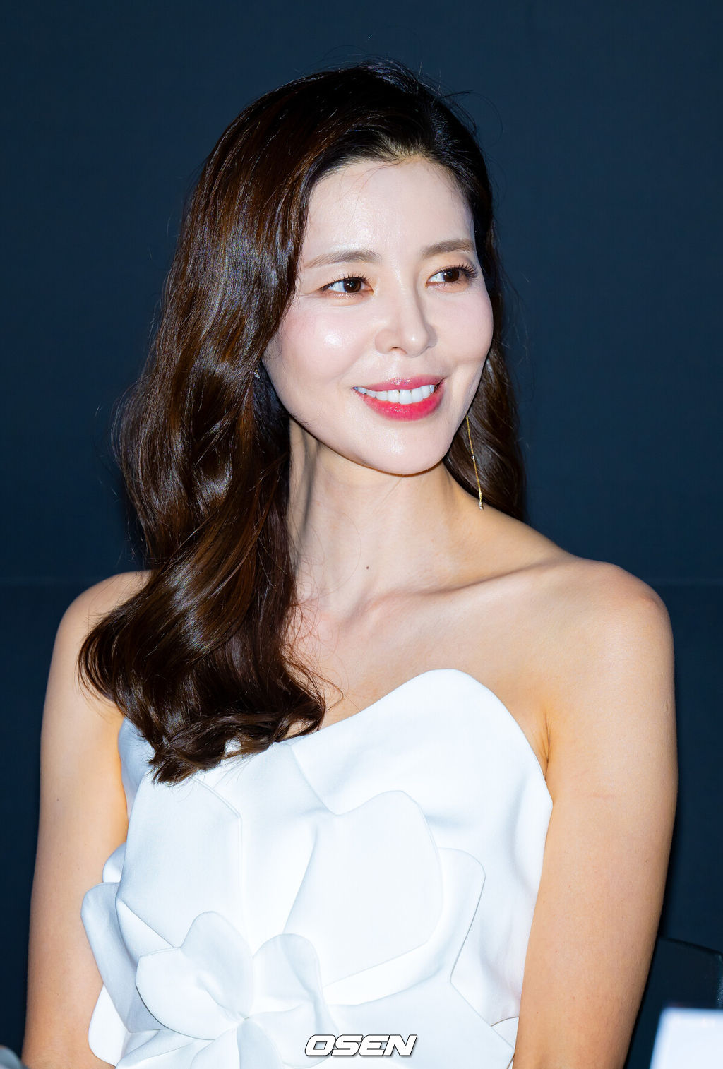 영화 '신명' 제작 보고회가 29일 서울 용산구 CGV용산아이파크몰에서 열렸다.영화 ‘신명’은 주술의 세계에 빠진 윤지희(김규리)가 성형과 신분 세탁을 거쳐 대한민국의 최고 권력에 접근하는 과정을 담은 오컬트 스릴러 장르다.배우 김규리가 기자간담회에서 미소짓고 있다. 2025.05.29 /rumi@osen.co.kr