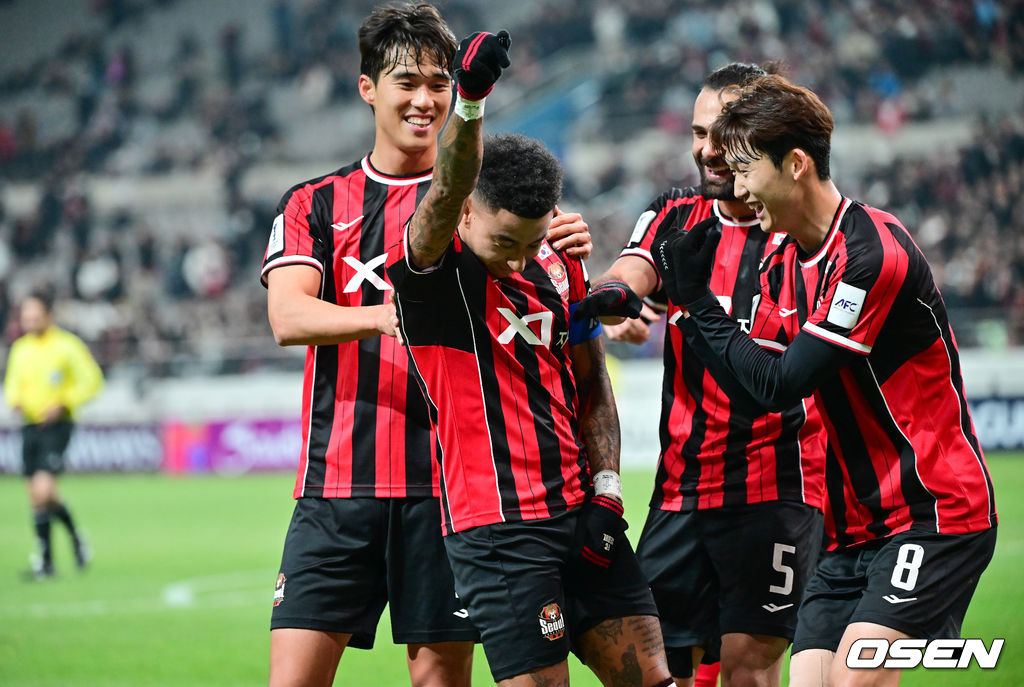 10일 오후 서울월드컵경기장에서 2025~2026시즌 아시아축구연맹(AFC) 챔피언스리그 엘리트(ACLE) 리그 스테이지 FC서울과 멜버른 시티의 경기가 진행됐다.FC서울은 (2승 2무 1패 승점 8)로 4위이며, 승점 1점 차로 2위에 있는 멜버른 시티(3승 2패 승점 9점)를 상대로 승리할 경우 2위로 올라설 수 있다.전반 FC서울 린가드가 선제골을 세리머니를 하고 있다. 2025.12.10 / soul1014@osen.co.kr