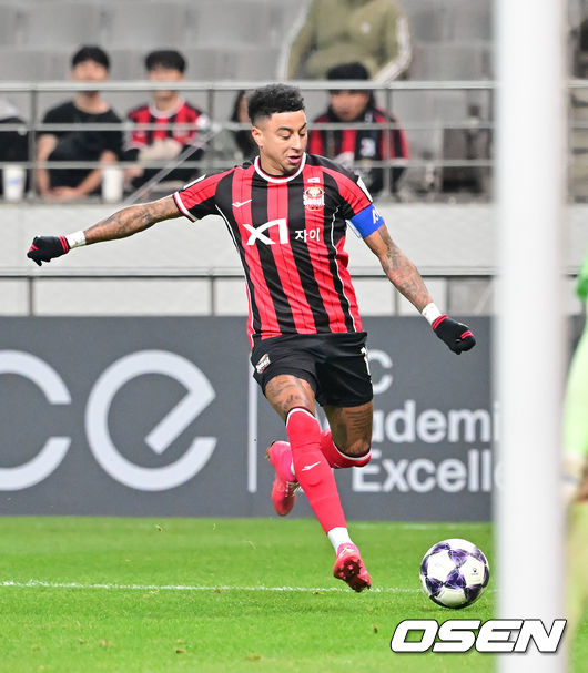 [OSEN=서월월드컵경기장, 박준형 기자] 10일 오후 서울월드컵경기장에서 2025~2026시즌 아시아축구연맹(AFC) 챔피언스리그 엘리트(ACLE) 리그 스테이지 FC서울과 멜버른 시티의 경기가 진행됐다.FC서울은 (2승 2무 1패 승점 8)로 4위이며, 승점 1점 차로 2위에 있는 멜버른 시티(3승 2패 승점 9점)를 상대로 승리할 경우 2위로 올라설 수 있다.전반 FC서울 린가드가 패스를 시도하고 있다.   2025.12.10 / soul1014@osen.co.kr