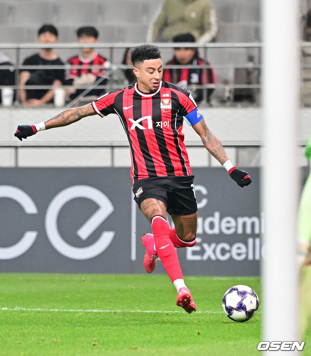 10일 오후 서울월드컵경기장에서 2025~2026시즌 아시아축구연맹(AFC) 챔피언스리그 엘리트(ACLE) 리그 스테이지 FC서울과 멜버른 시티의 경기가 진행됐다.FC서울은 (2승 2무 1패 승점 8)로 4위이며, 승점 1점 차로 2위에 있는 멜버른 시티(3승 2패 승점 9점)를 상대로 승리할 경우 2위로 올라설 수 있다.전반 FC서울 린가드가 패스를 시도하고 있다. 2025.12.10 / soul1014@osen.co.kr