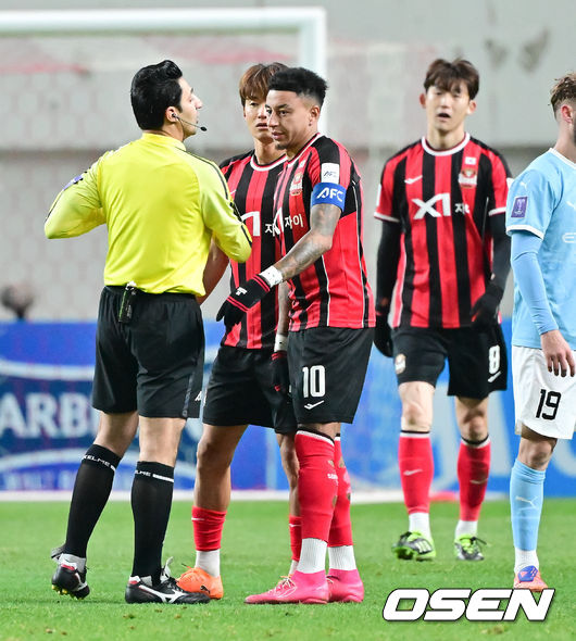 [OSEN=서월월드컵경기장, 박준형 기자] 10일 오후 서울월드컵경기장에서 2025~2026시즌 아시아축구연맹(AFC) 챔피언스리그 엘리트(ACLE) 리그 스테이지 FC서울과 멜버른 시티의 경기가 진행됐다.FC서울은 (2승 2무 1패 승점 8)로 4위이며, 승점 1점 차로 2위에 있는 멜버른 시티(3승 2패 승점 9점)를 상대로 승리할 경우 2위로 올라설 수 있다.후반 FC서울 김진수의 옐로우 카드때 린가드가 심판에게 어필하고 있다. 2025.12.10 / soul1014@osen.co.kr