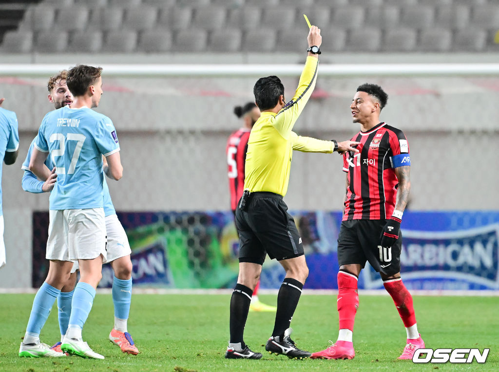 10일 오후 서울월드컵경기장에서 2025~2026시즌 아시아축구연맹(AFC) 챔피언스리그 엘리트(ACLE) 리그 스테이지 FC서울과 멜버른 시티의 경기가 진행됐다.FC서울은 (2승 2무 1패 승점 8)로 4위이며, 승점 1점 차로 2위에 있는 멜버른 시티(3승 2패 승점 9점)를 상대로 승리할 경우 2위로 올라설 수 있다.후반 FC서울 린가드가 옐로우 카드를 받고 있다. 2025.12.10 / soul1014@osen.co.kr