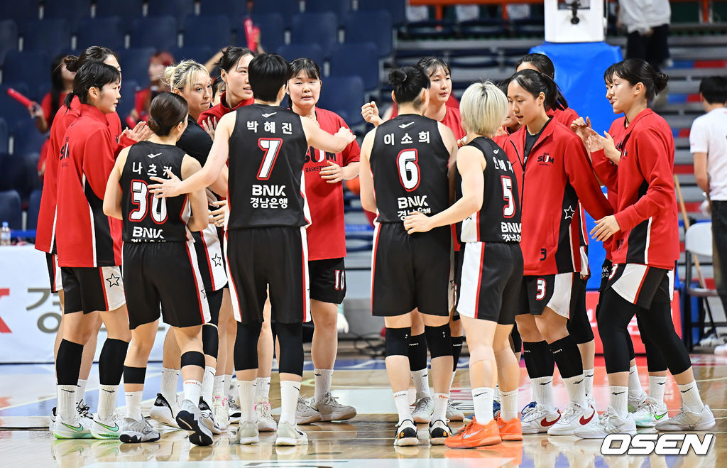 10일 부산 사직실내체육관에서 BNK금융 2025~2026 여자프로농구 부산 BNK와 청주 KB스타즈의 경기가 열렸다. 공동 2위를 노리는 BNK와 단독 2위로 격차를 벌리려는 KB스타즈가 맞대결을 펼쳤다.부산 BNK 선수들이 청주 KB스타즈에 80-78로 승리한 후 기쁨을 나누고 있다. 2025.12.10 / foto0307@osen.co.kr
