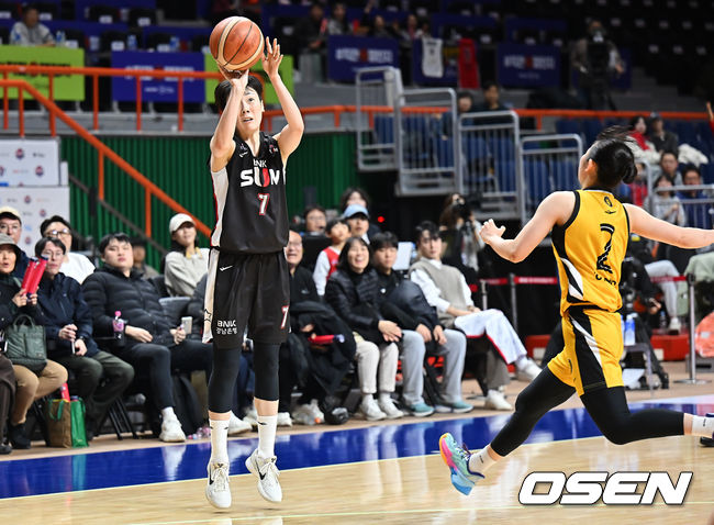 [OSEN=부산, 이석우 기자] 10일 부산 사직실내체육관에서 BNK금융 2025~2026 여자프로농구 부산 BNK와 청주 KB스타즈의 경기가 열렸다. 공동 2위를 노리는 BNK와 단독 2위로 격차를 벌리려는 KB스타즈가 맞대결을 펼쳤다.부산 BNK 박혜진이 청주 KB스타즈 허예은의 마크를 피해 3점슛을 시도하고 있다. 2025.12.10 / foto0307@osen.co.kr