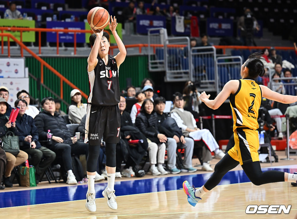 10일 부산 사직실내체육관에서 BNK금융 2025~2026 여자프로농구 부산 BNK와 청주 KB스타즈의 경기가 열렸다. 공동 2위를 노리는 BNK와 단독 2위로 격차를 벌리려는 KB스타즈가 맞대결을 펼쳤다.부산 BNK 박혜진이 청주 KB스타즈 허예은의 마크를 피해 3점슛을 시도하고 있다. 2025.12.10 / foto0307@osen.co.kr