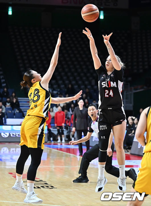 [OSEN=부산, 이석우 기자] 10일 부산 사직실내체육관에서 BNK금융 2025~2026 여자프로농구 부산 BNK와 청주 KB스타즈의 경기가 열렸다. 공동 2위를 노리는 BNK와 단독 2위로 격차를 벌리려는 KB스타즈가 맞대결을 펼쳤다.부산 BNK 김소니아가 3점슛을 성공시키고 있다. 2025.12.10 / foto0307@osen.co.kr