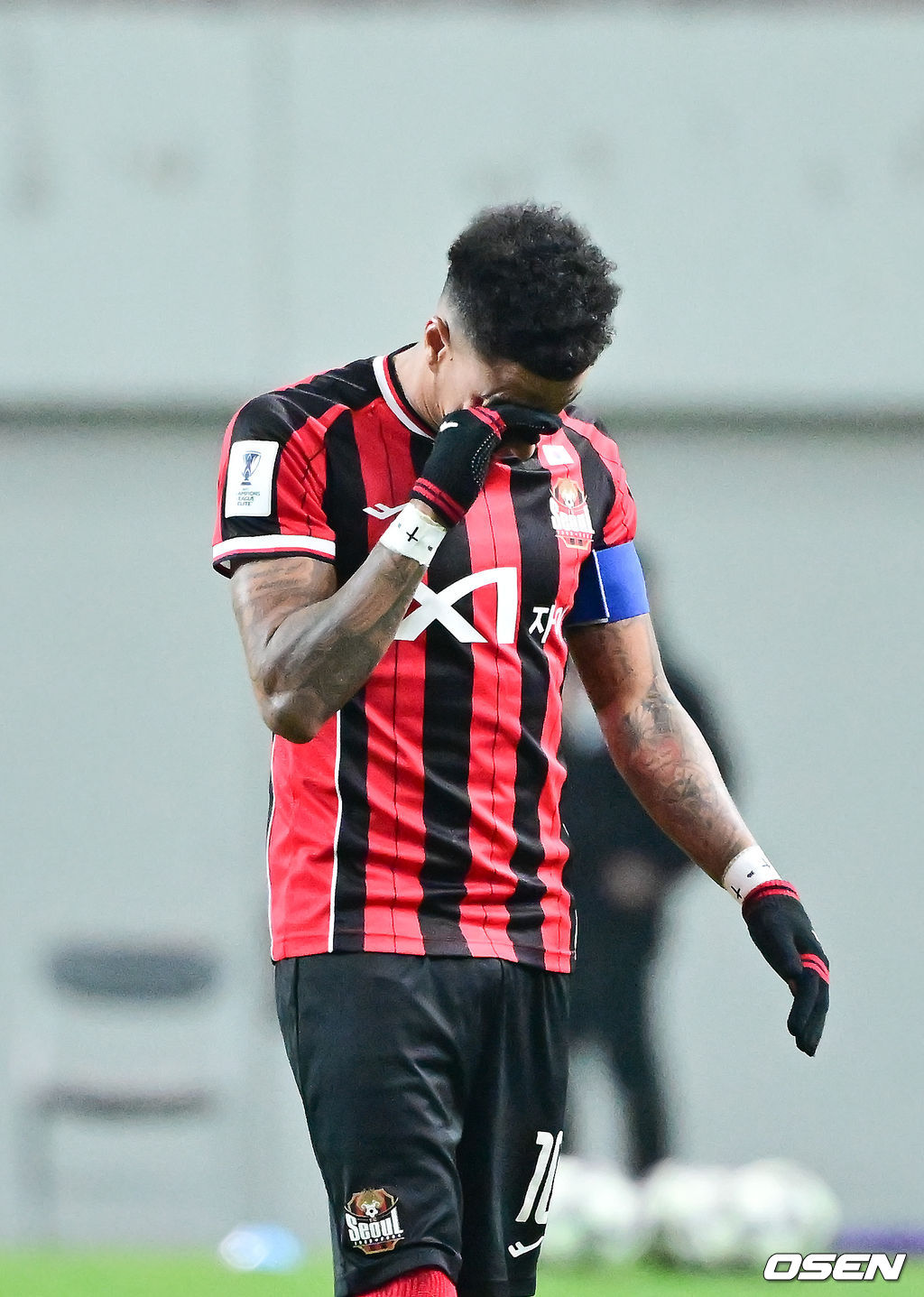 제시 린가드(33, 서울)의 라스트 댄스는 무승부로 끝났다. FC서울은 10일 오후 서울월드컵경기장에서 2025~2026시즌 아시아축구연맹(AFC) 챔피언스리그 엘리트(ACLE) 리그 스테이지에서 린가드의 선제골이 터졌지만 지키지 못하고 멜버른 시티와 1-1로 비겼다. 서울(2승3무1패, 승점 9)은 5위로 밀렸다. 멜버른 스티(3승1무2패, 승점 10점)는 4위다. 경기종료 후 FC서울 린가드 고별행사에서 린가드가 눈물을 보이고 있다. 2025.12.10 / soul1014@osen.co.kr