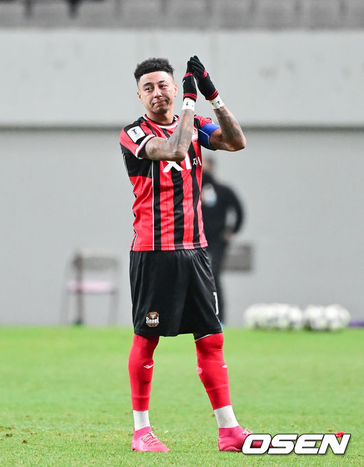 [OSEN=서울월드컵경기장, 박준형 기자] 제시 린가드(33, 서울)의 라스트 댄스는 무승부로 끝났다. FC서울은 10일 오후 서울월드컵경기장에서 2025~2026시즌 아시아축구연맹(AFC) 챔피언스리그 엘리트(ACLE) 리그 스테이지에서 린가드의 선제골이 터졌지만 지키지 못하고 멜버른 시티와 1-1로 비겼다. 서울(2승3무1패, 승점 9)은 5위로 밀렸다. 멜버른 스티(3승1무2패, 승점 10점)는 4위다. 경기종료 후 FC서울 린가드 고별행사에서 린가드가 눈물을 보이고 있다.  2025.12.10 / soul1014@osen.co.kr