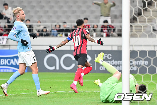 [OSEN=서울월드컵경기장, 박준형 기자] 10일 오후 서울월드컵경기장에서 2025~2026시즌 아시아축구연맹(AFC) 챔피언스리그 엘리트(ACLE) 리그 스테이지 FC서울과 멜버른 시티의 경기가 진행됐다.FC서울은 (2승 2무 1패 승점 8)로 4위이며, 승점 1점 차로 2위에 있는 멜버른 시티(3승 2패 승점 9점)를 상대로 승리할 경우 2위로 올라설 수 있다.전반 FC서울 린가드가 선제골을 넣고 기뻐하고 있다. . 2025.12.10 / soul1014@osen.co.kr